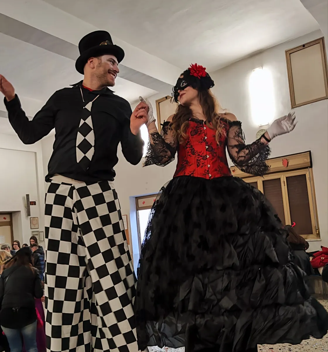 Trampolieri con costumi a tema per feste ed eventi