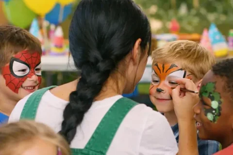 Bambina con trucco da supereroe a festa truccabimbi MagoMax