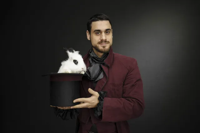 Mago Max con coniglio nel cappello